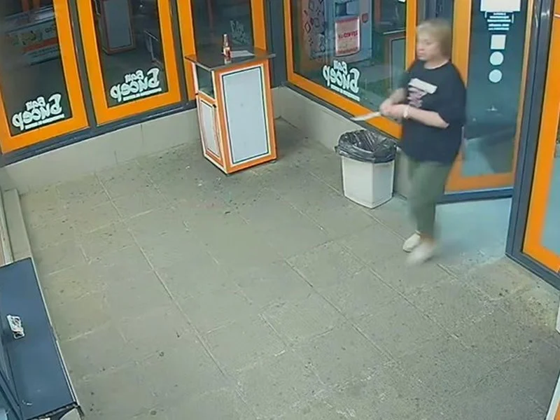 Жена нахлу с кухненски нож в баничарница и наряза тезгяха, съседите се страхуват за живота си