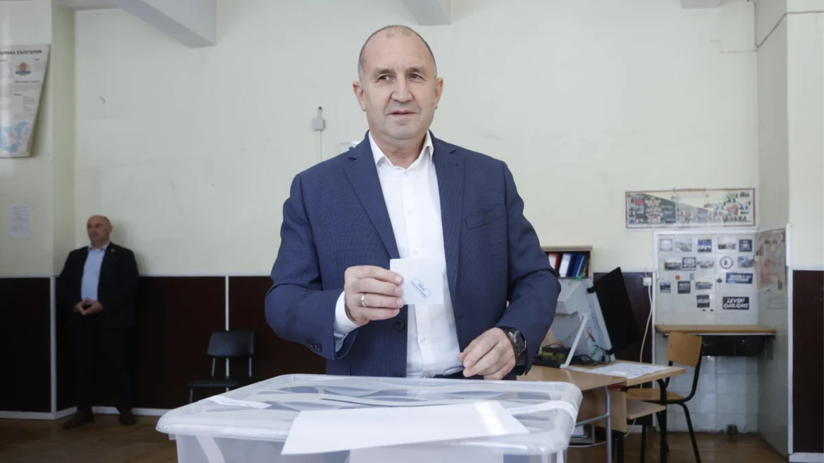 След агитацията и инструктажа към медиите как да го отразяват: Радев „стреля“ към Николай Денков и как той „процедирал“