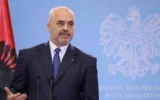 Еди Рама: Няма да подам оставка, правителствата се сменят чрез избори, а не с коктейли „Молотов“