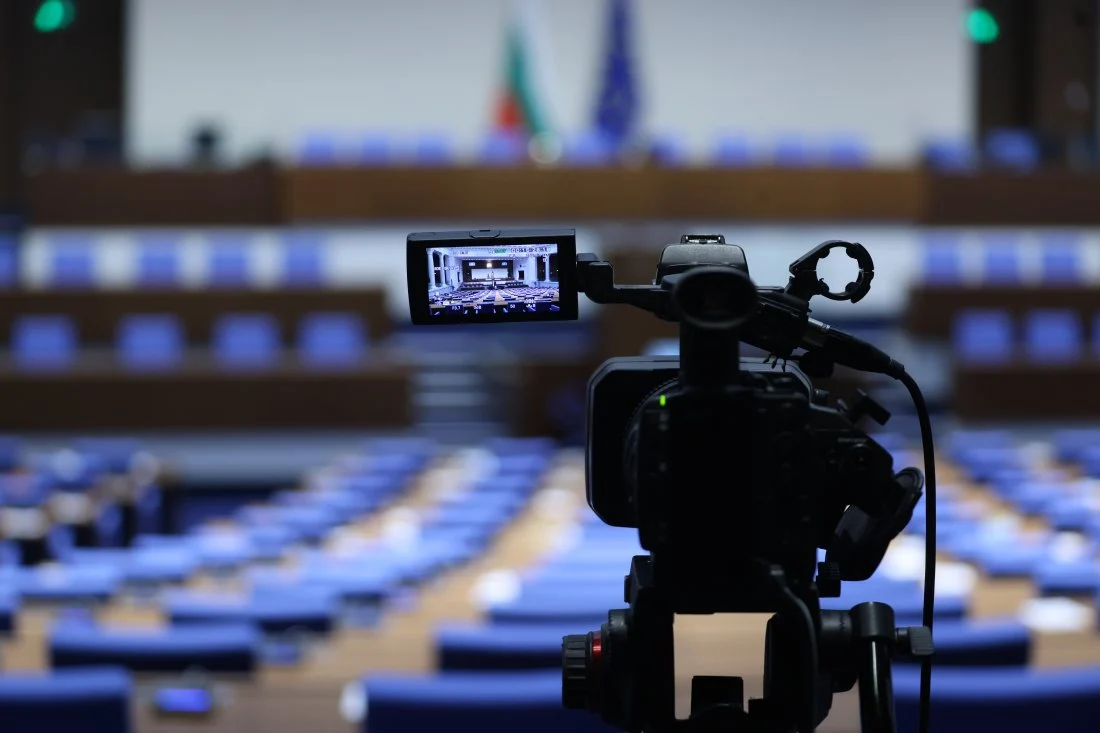 Парламентът заседава извънредно заради палежа на антени