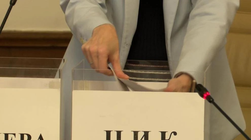 ЦИК тегли жребий за реда на обръщенията на Йотова и Гюров