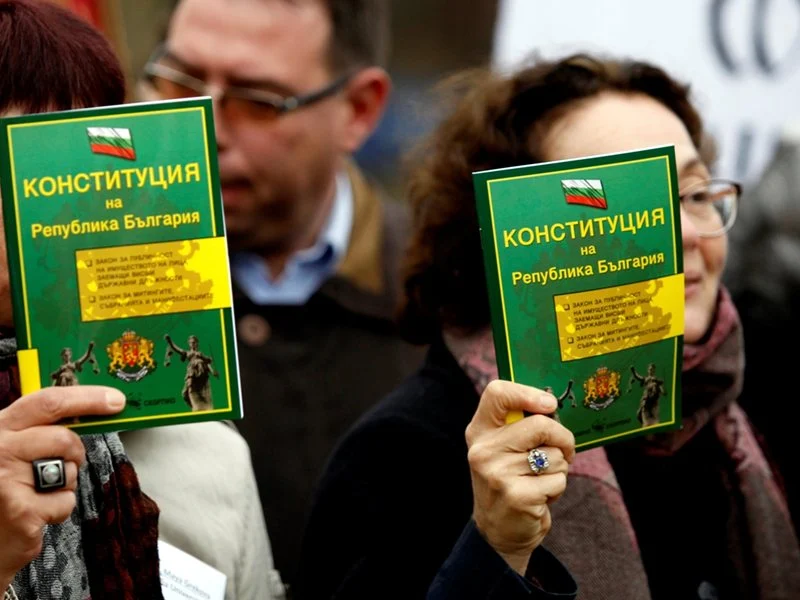 11% от българите искат по-малко депутати, но 73% не са чели конституцията (Графики)
