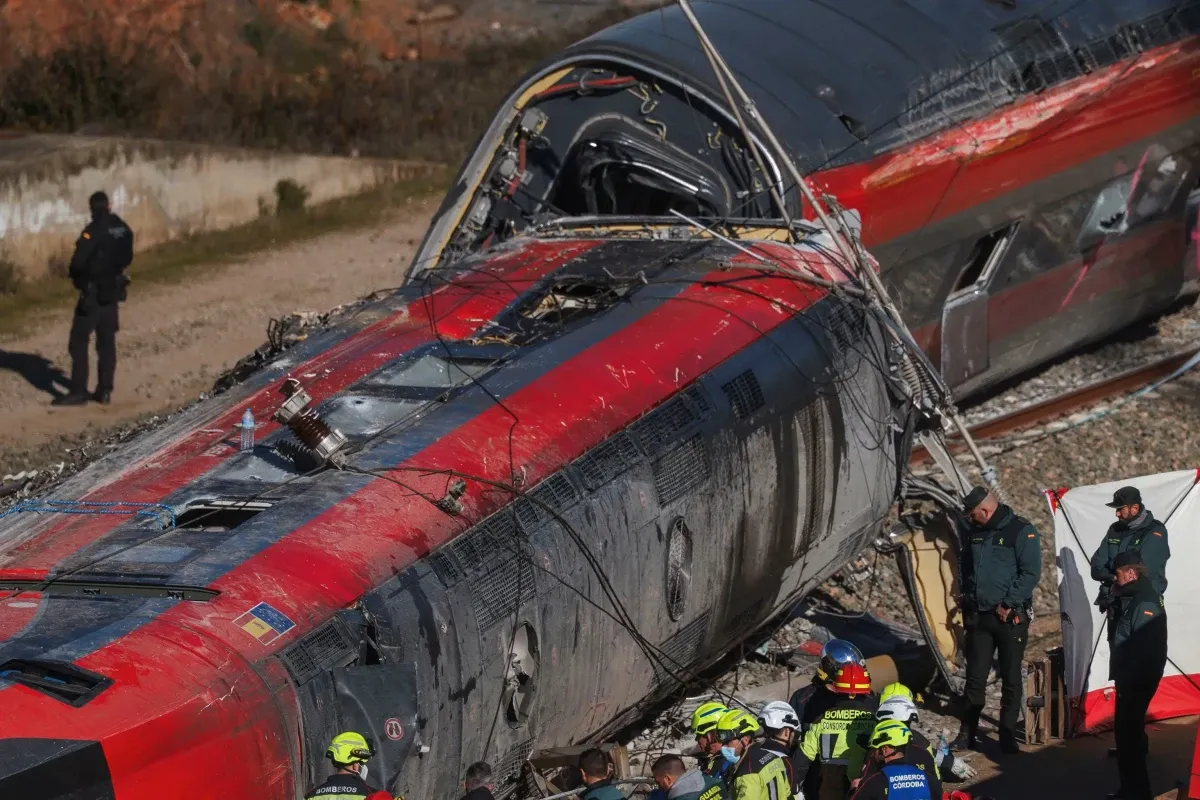 Близо 40 загинали при сблъсък на два високоскоростни влака в Испания