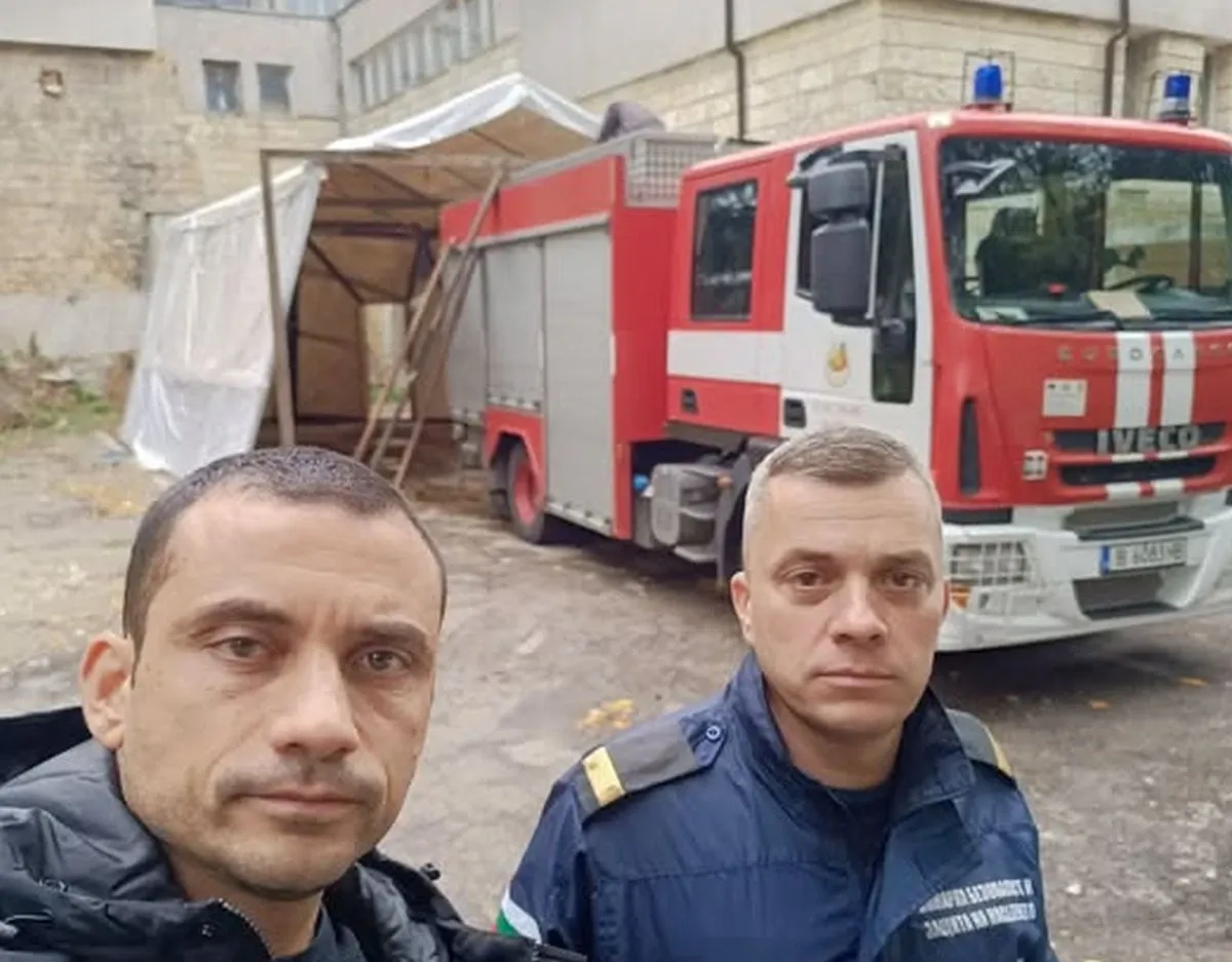 Сигнал от Варна: Пожарният автомобил на к.к. „Златни пясъци“ няма гараж, пазят го под навес от подръчни материали