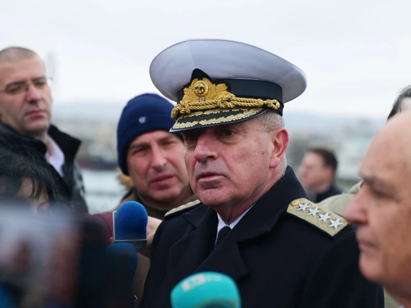 Официално: правителството предлага на Йотова да освободи адм. Ефтимов от военна служба