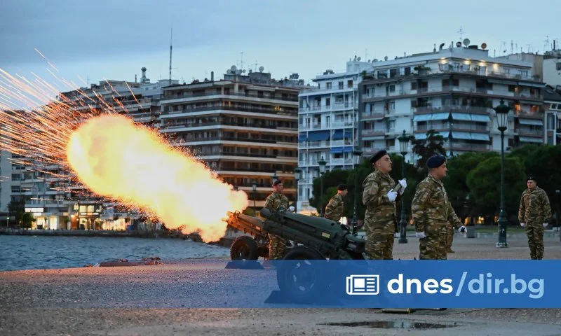 Гърция показа нови системи срещу дронове и ракети на военен парад в Солун (снимки)