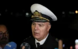 Близо 20 контейнера от ударения от дронове кораб плават в морето