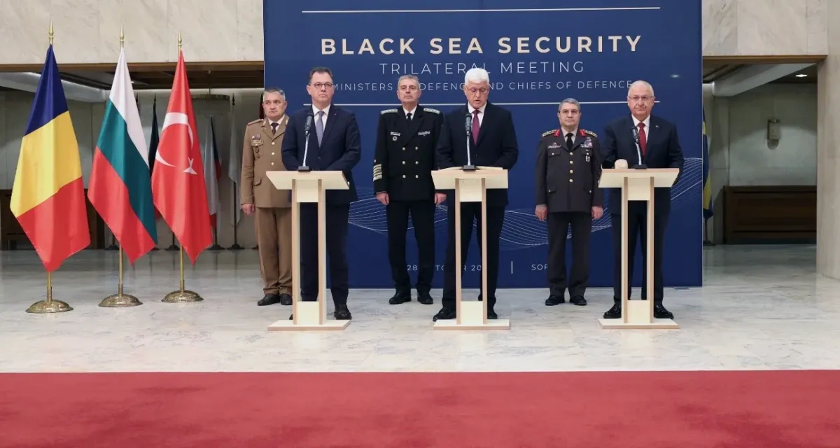 Черно море остава под ограничения: Турция няма да пропуска военни кораби през проливите