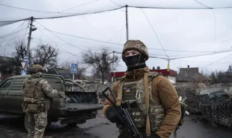 Десетки хиляди цивилни остават край бойната зона в Донбас
