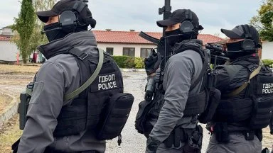 ГДБОП, ДАНС и Гранична полиция разбиха фабрика за реплики на известни марки цигари (снимки)