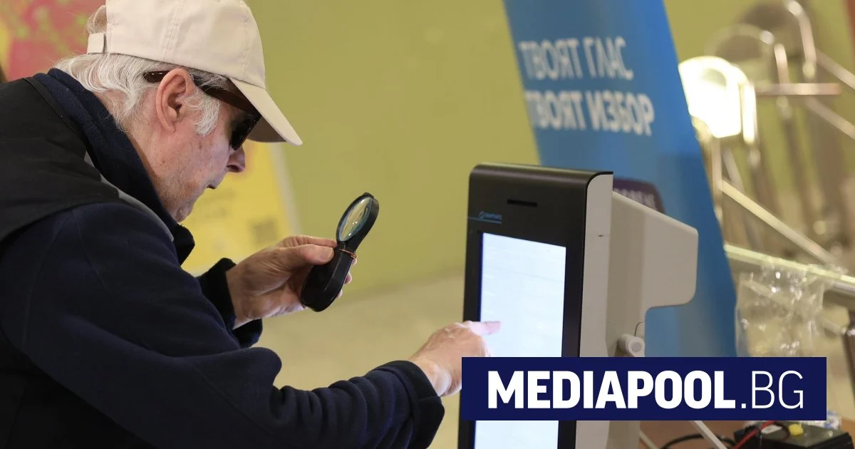 „Използвам банкомат, ще се справя и с машината“. Демонстрация в метрото за президентския вот