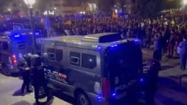 Сблъсъци и сълзотворен газ на протест в Мадрид след влаковата катастрофа с 68 жертви (видео)