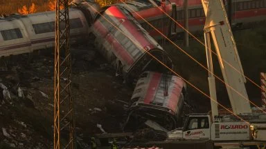 Над 800 военни и полицаи търсят живи в смазаните вагони край Толедо, но има още жертви (снимки)