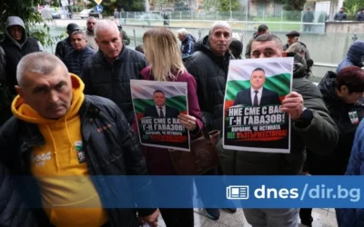 С възгласи „Свобода“ и протест пред съда започна делото срещу кметовете на Белица и Сунгурларе (снимки)