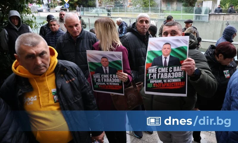 С възгласи „Свобода“ и протест пред съда започна делото срещу кметовете на Белица и Сунгурларе (снимки)