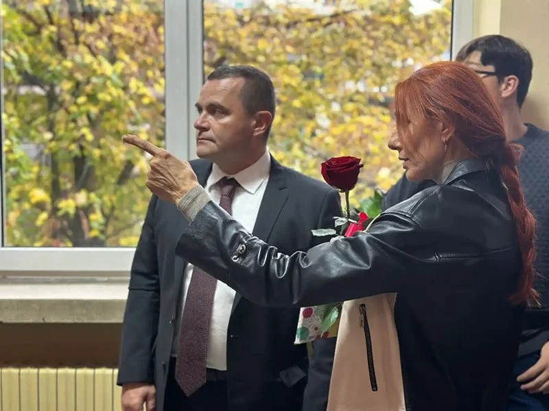 Учителката Галина Панова превърна коридор в Дойче шуле в художествен разказ за българския дух