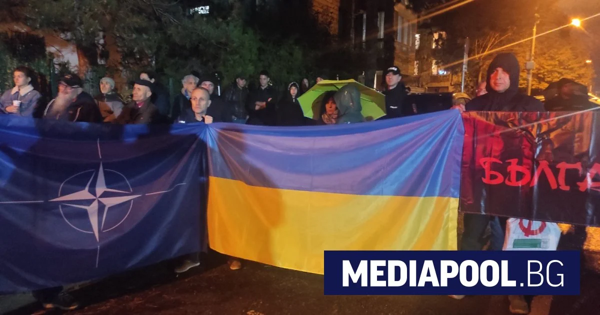 Протест пред руското посолство в София с искане за оставките на Радев и Йотова и изгонването на Митрофанова