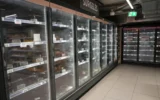 „Трябва да изхвърлим всичко. Огромна загуба на продукти“: Как хакерска атака на хладилници развали тонове храна (ВИДЕО И СНИМКИ)