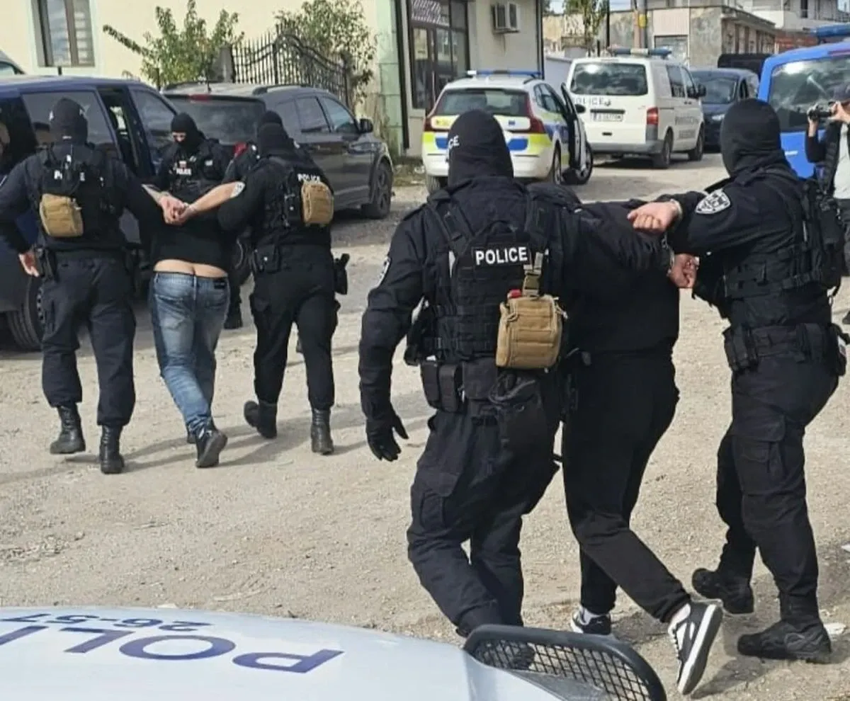 13 задържани при акция в Хасковско: Откриха 20 гама фентанил и 43 килограма канабис (СНИМКИ и ВИДЕО)