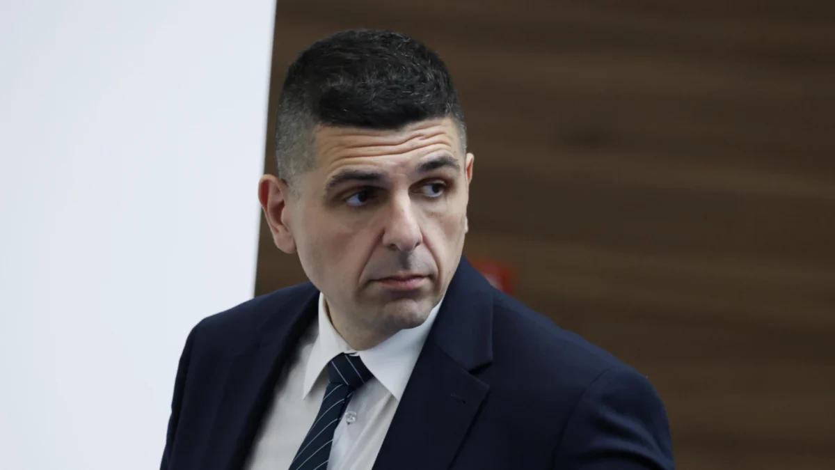 Да търси останки от дронове: Военният министър предложи на Мирчев да го спусне с въже в Черно море