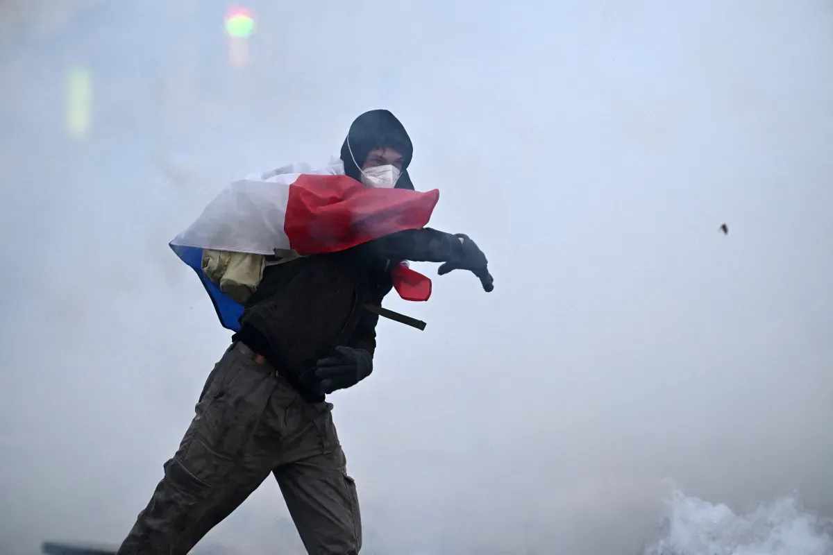 Барикадират магазини в Париж преди трети пореден уикенд на протести