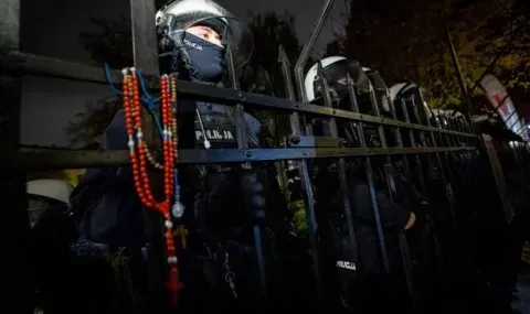 Политическа криза в Полша: Полиция охранява Конституционния съд