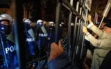 Кризата в Полша ескалира в протести: Навроцки прекъсна визитата си в Сенегал, посланици подадоха оставки