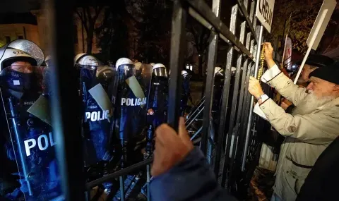 Кризата в Полша ескалира в протести: Навроцки прекъсна визитата си в Сенегал, посланици подадоха оставки
