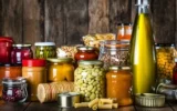 Скок в продажбите на консерви и вода във Великобритания след призив на властите за презапасяване