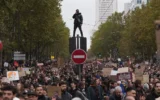 Франция мобилизира 70 000 полицаи заради нови протести